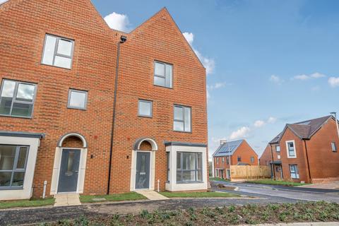 5 bedroom semi-detached house to rent, Oakwood Park, Dorset BH21