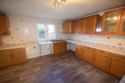 3 bedroom terraced house to rent, Chiltern Gardens, Dawley, Telford