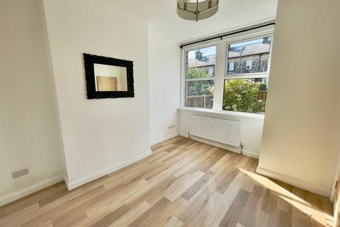 2 bedroom flat to rent, Lingards Road, London, SE13