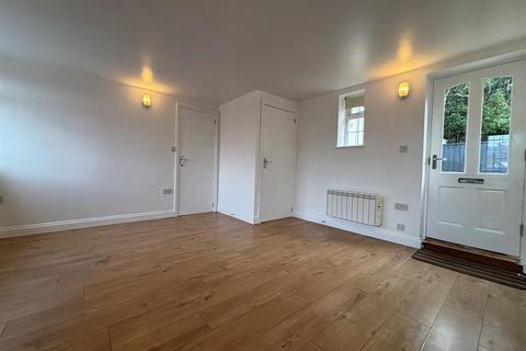 1 bedroom cottage to rent, The Broadway, Totland Bay