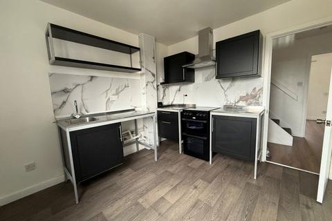 2 bedroom maisonette to rent, Rockingham Mews