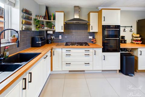 3 bedroom detached house for sale, Sandy Road, Calvert, Buckingham, Buckinghamshire, MK18