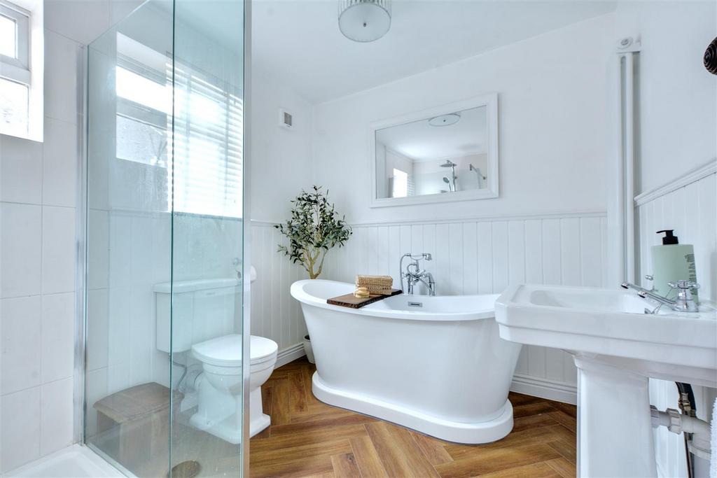 Bathroom 1.jpeg