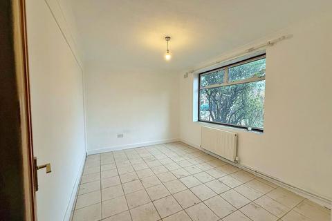 4 bedroom terraced house to rent, Hanbury Path, Woking, Surrey, GU21