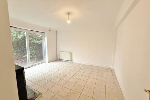4 bedroom terraced house to rent, Hanbury Path, Woking, Surrey, GU21