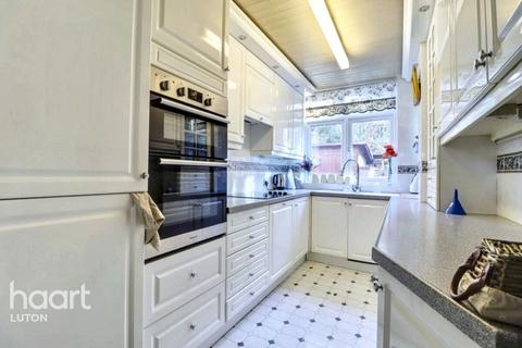 4 bedroom semi-detached house for sale, Cutenhoe Road, Luton