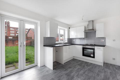 3 bedroom semi-detached house to rent, Siddow Common, Leigh