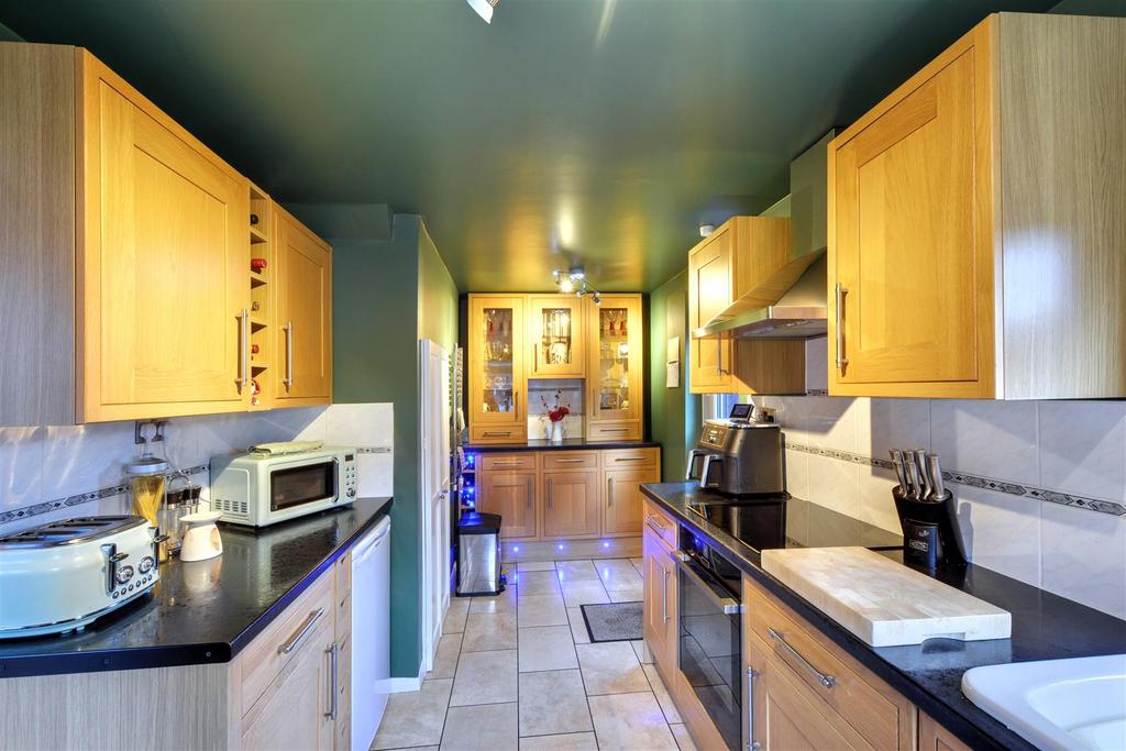 Kitchen 2.jpeg