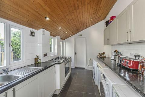 2 bedroom flat to rent, Barrow Road, London SW16