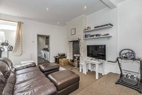 2 bedroom flat to rent, Barrow Road, London SW16
