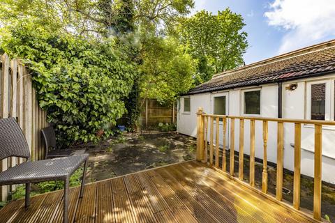 2 bedroom flat to rent, Barrow Road, London SW16