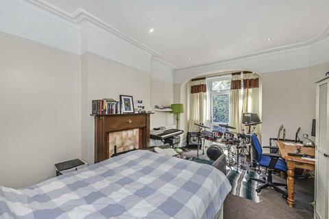 2 bedroom flat to rent, Barrow Road, London SW16