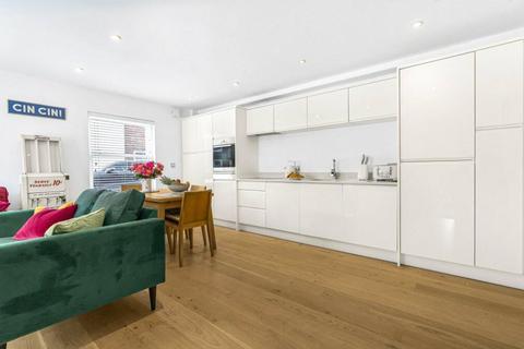 3 bedroom apartment to rent, Gloucester Cres, London, NW1
