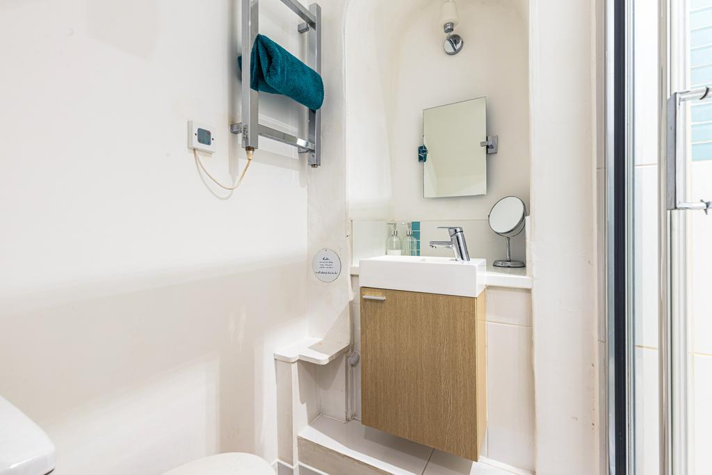 A11 Shower Room