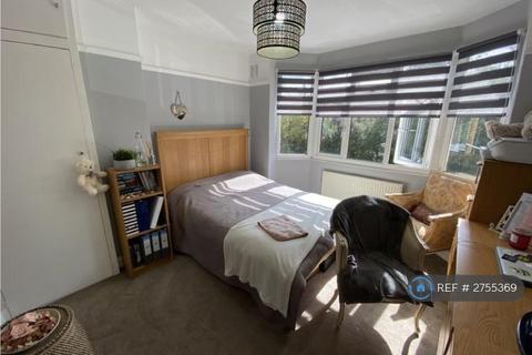 3 bedroom semi-detached house to rent, Chobham Road, Ottershaw, KT16