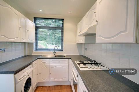 3 bedroom semi-detached house to rent, Chobham Road, Ottershaw, KT16