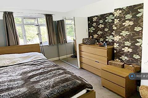 3 bedroom semi-detached house to rent, Chobham Road, Ottershaw, KT16