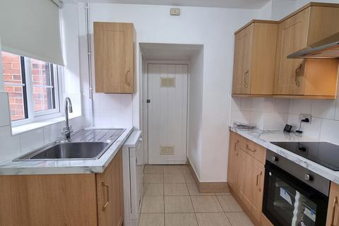 3 bedroom semi-detached house to rent, Kings Road, Fleet GU51