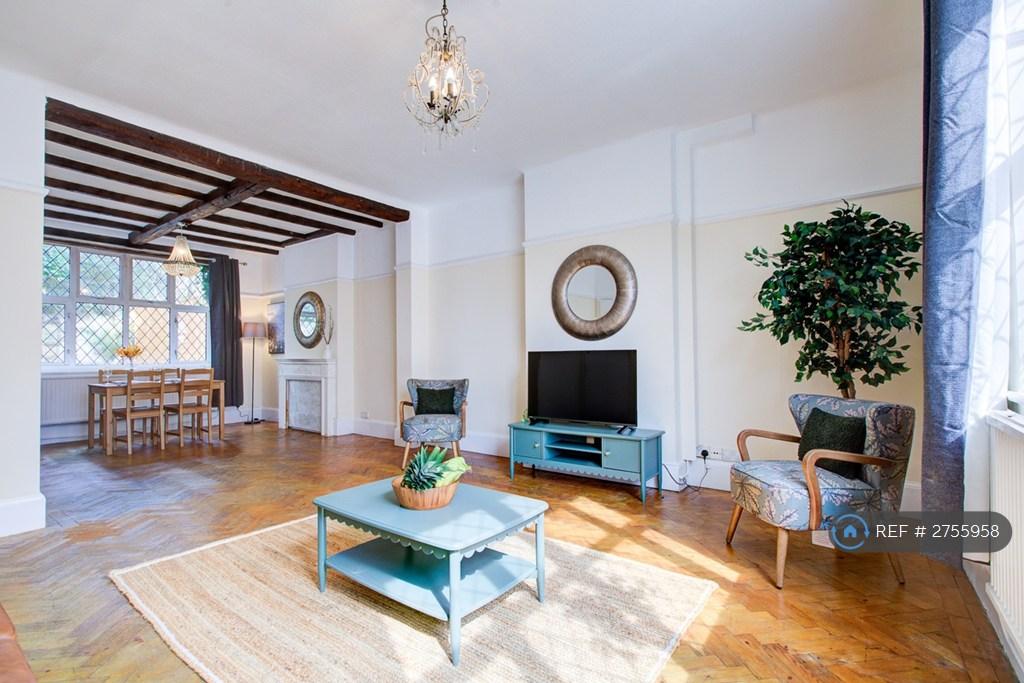 Living Area/Dining