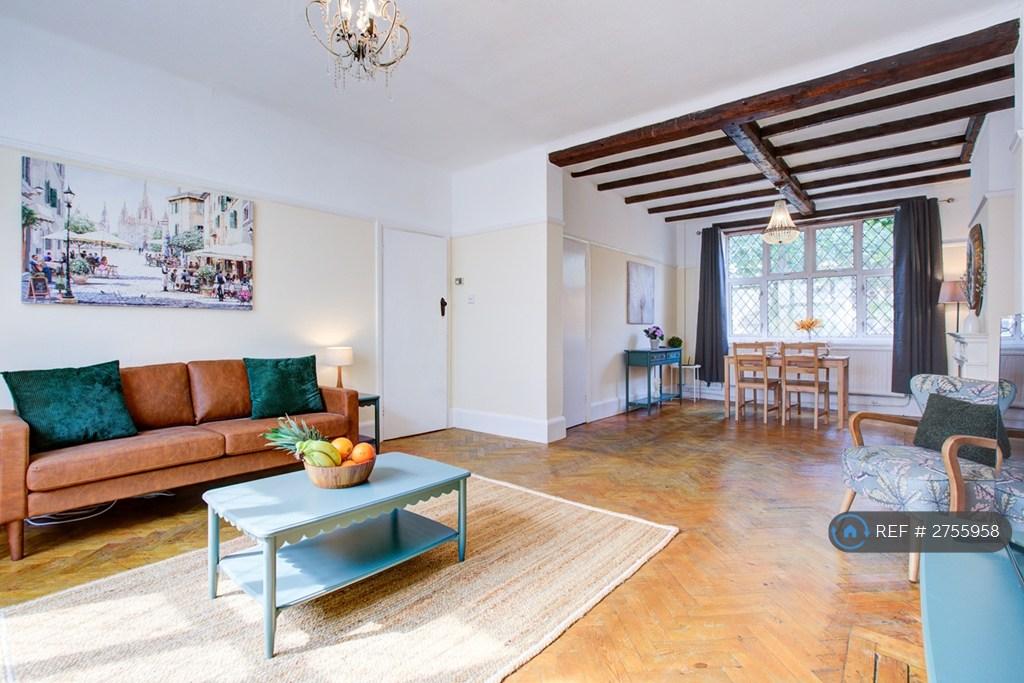 Living Area/Dining