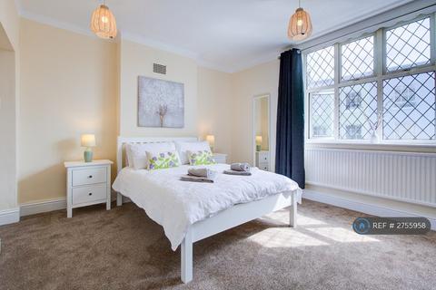 4 bedroom terraced house to rent, The Bayle, Folkestone, CT20