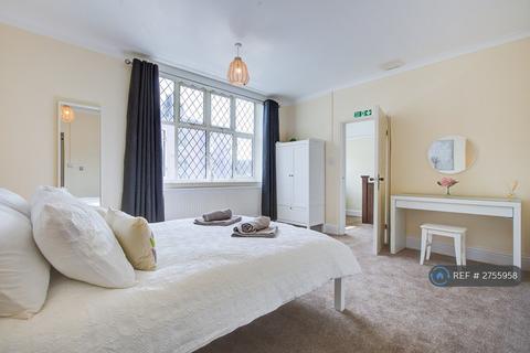 4 bedroom terraced house to rent, The Bayle, Folkestone, CT20