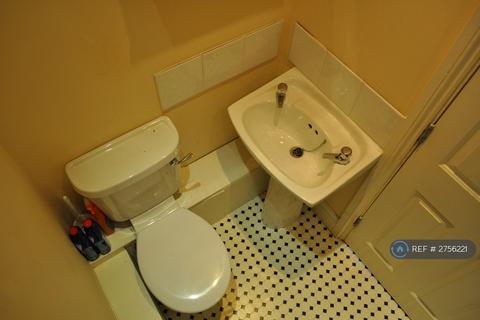 Studio to rent, Sulgrave Road, London, W6