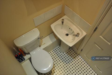 Studio to rent, Sulgrave Road, London, W6