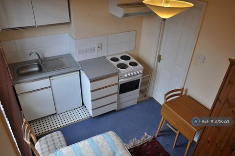 Studio to rent, Sulgrave Road, London, W6