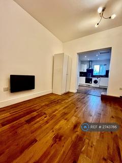 Studio to rent, Peckham Road, London, SE5