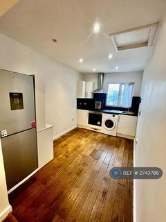 Studio to rent, Peckham Road, London, SE5