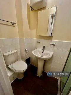 Studio to rent, Peckham Road, London, SE5