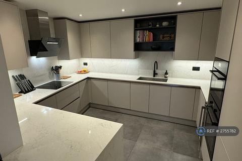 1 bedroom in a flat share to rent, Chinnoks Wharf, London, E14