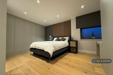 1 bedroom in a flat share to rent, Chinnoks Wharf, London, E14