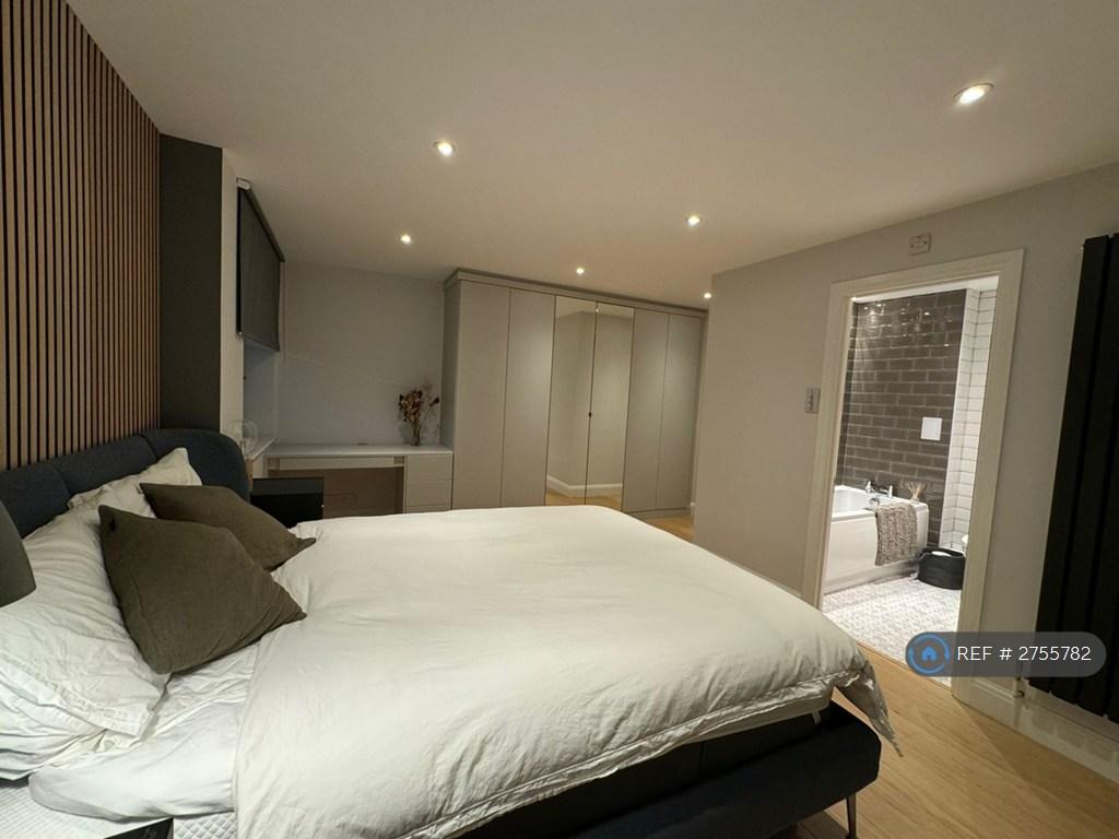 Ensuite Room - Fitted Wardrobes, Desk &amp; Bathroom