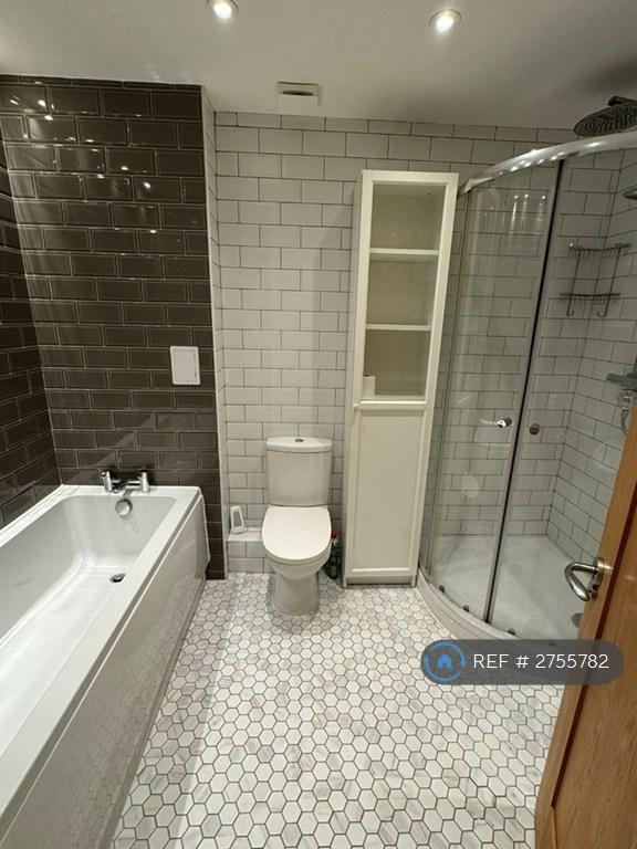 Ensuite Bathroom (Sink To The Right Of Shower)