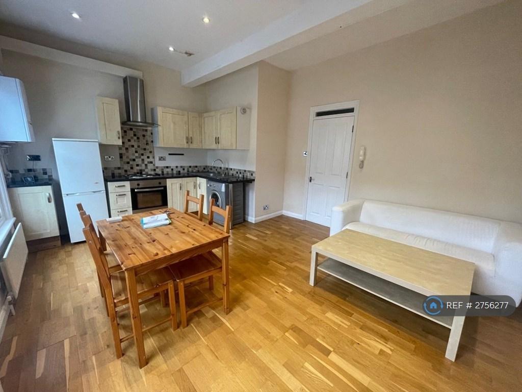 Livingroom/ Kitchen