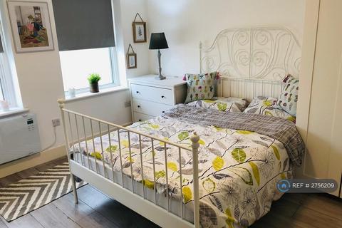 1 bedroom in a house share to rent, Greyhound Hill, London, NW4