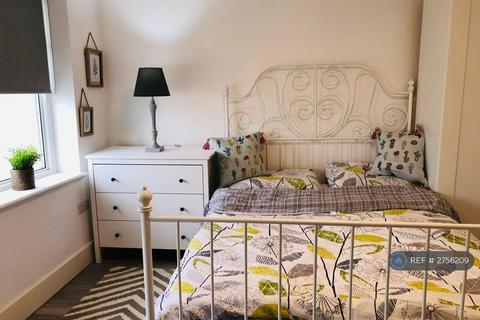 1 bedroom in a house share to rent, Greyhound Hill, London, NW4