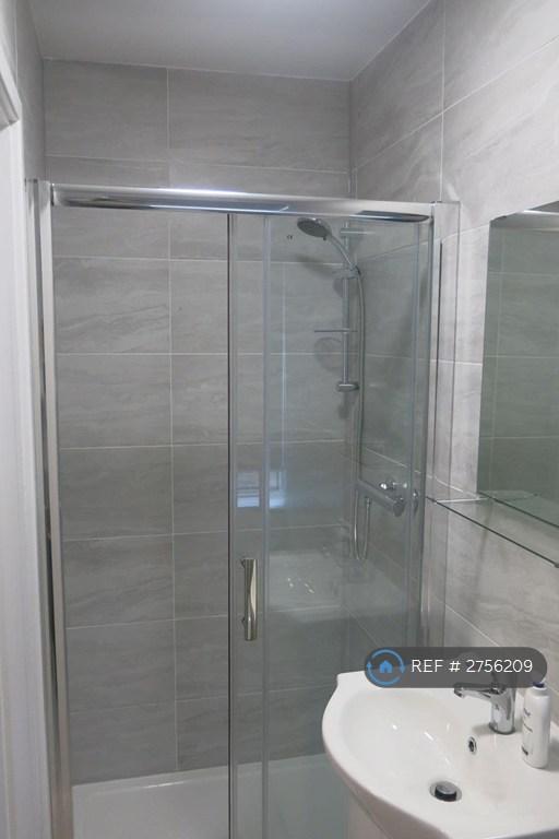 En-Suite Shower &amp; Toilet