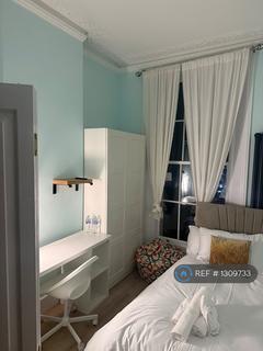 2 bedroom flat to rent, Tollington Road, London, N7