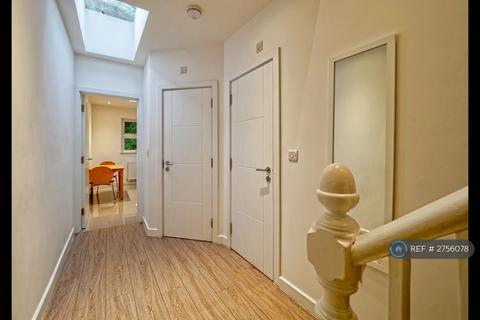 3 bedroom flat to rent, Archway Road, London, N19