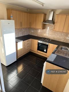 2 bedroom end of terrace house to rent, School Road, Dagenham, RM10