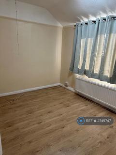 2 bedroom end of terrace house to rent, School Road, Dagenham, RM10