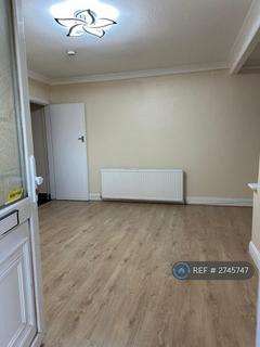 2 bedroom end of terrace house to rent, School Road, Dagenham, RM10