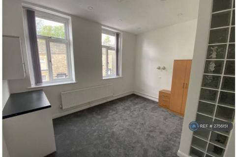 1 bedroom in a house share to rent, Huddersfield Road, Austerlands, Oldham, OL4