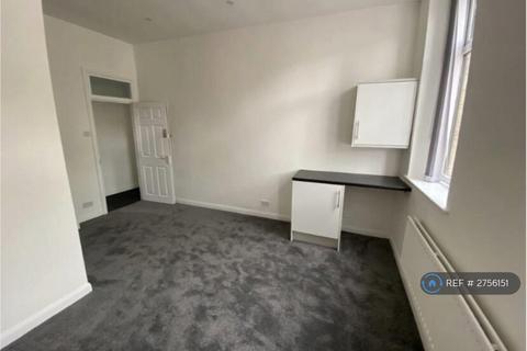 1 bedroom in a house share to rent, Huddersfield Road, Austerlands, Oldham, OL4
