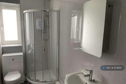 1 bedroom in a house share to rent, Huddersfield Road, Austerlands, Oldham, OL4