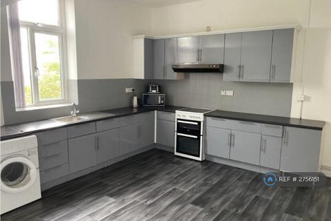1 bedroom in a house share to rent, Huddersfield Road, Austerlands, Oldham, OL4