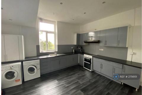 1 bedroom in a house share to rent, Huddersfield Road, Austerlands, Oldham, OL4